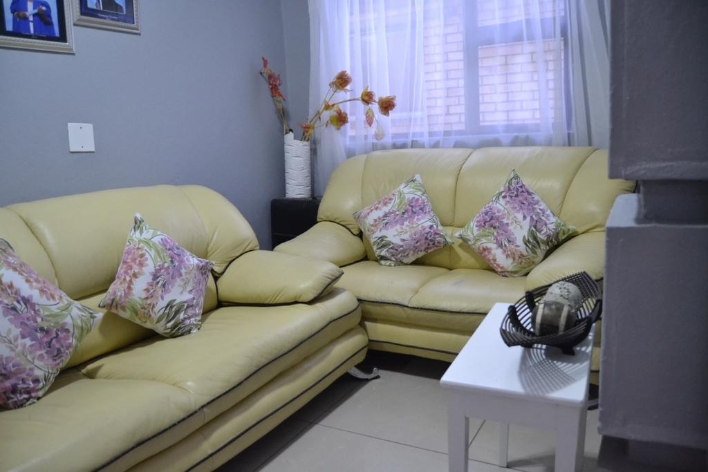 Thembisi Guesthouse 纽卡斯尔 外观 照片