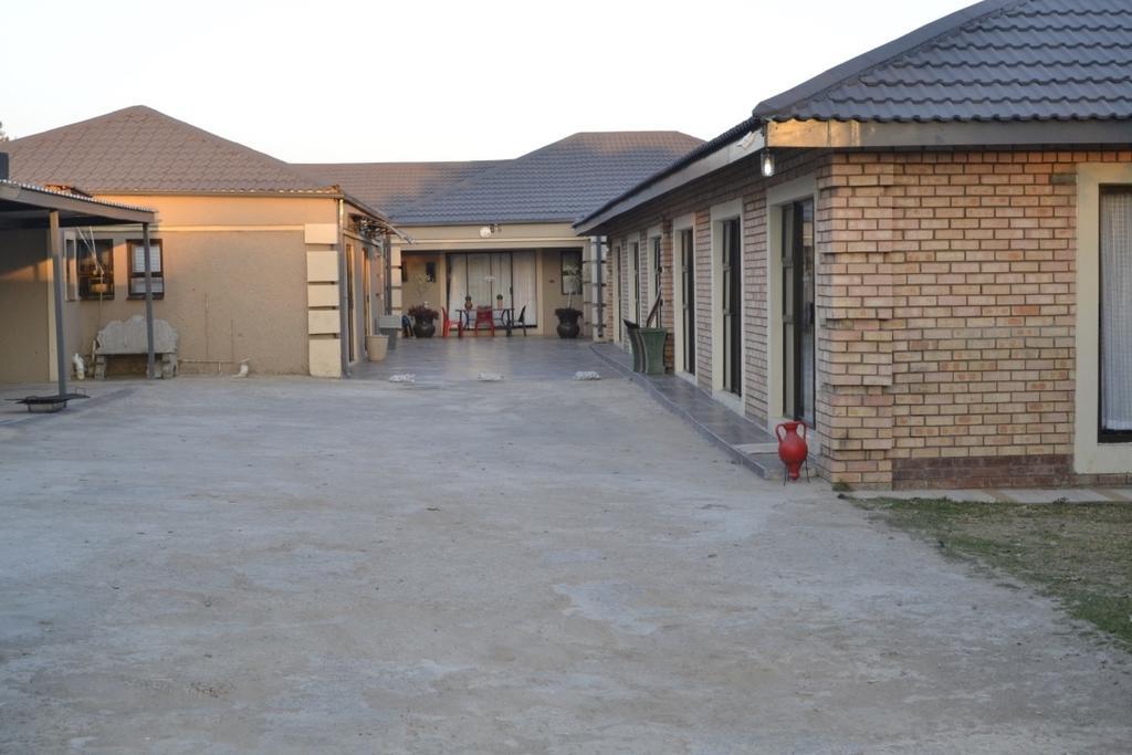 Thembisi Guesthouse 纽卡斯尔 外观 照片