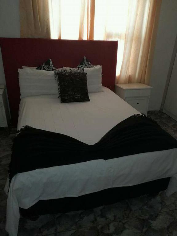 Thembisi Guesthouse 纽卡斯尔 外观 照片