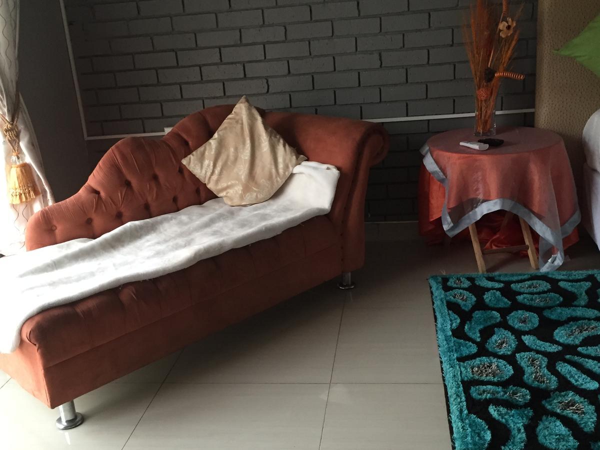Thembisi Guesthouse 纽卡斯尔 外观 照片