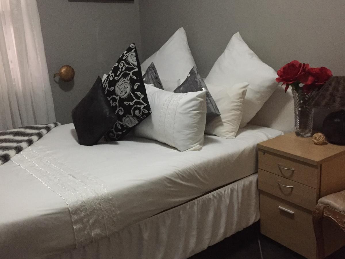 Thembisi Guesthouse 纽卡斯尔 外观 照片